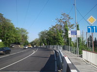 знак и поворот в Лазаревском на Марьино(сразу после моста влево в горку, осторожно на обратном пути - решётки водостока!).jpg